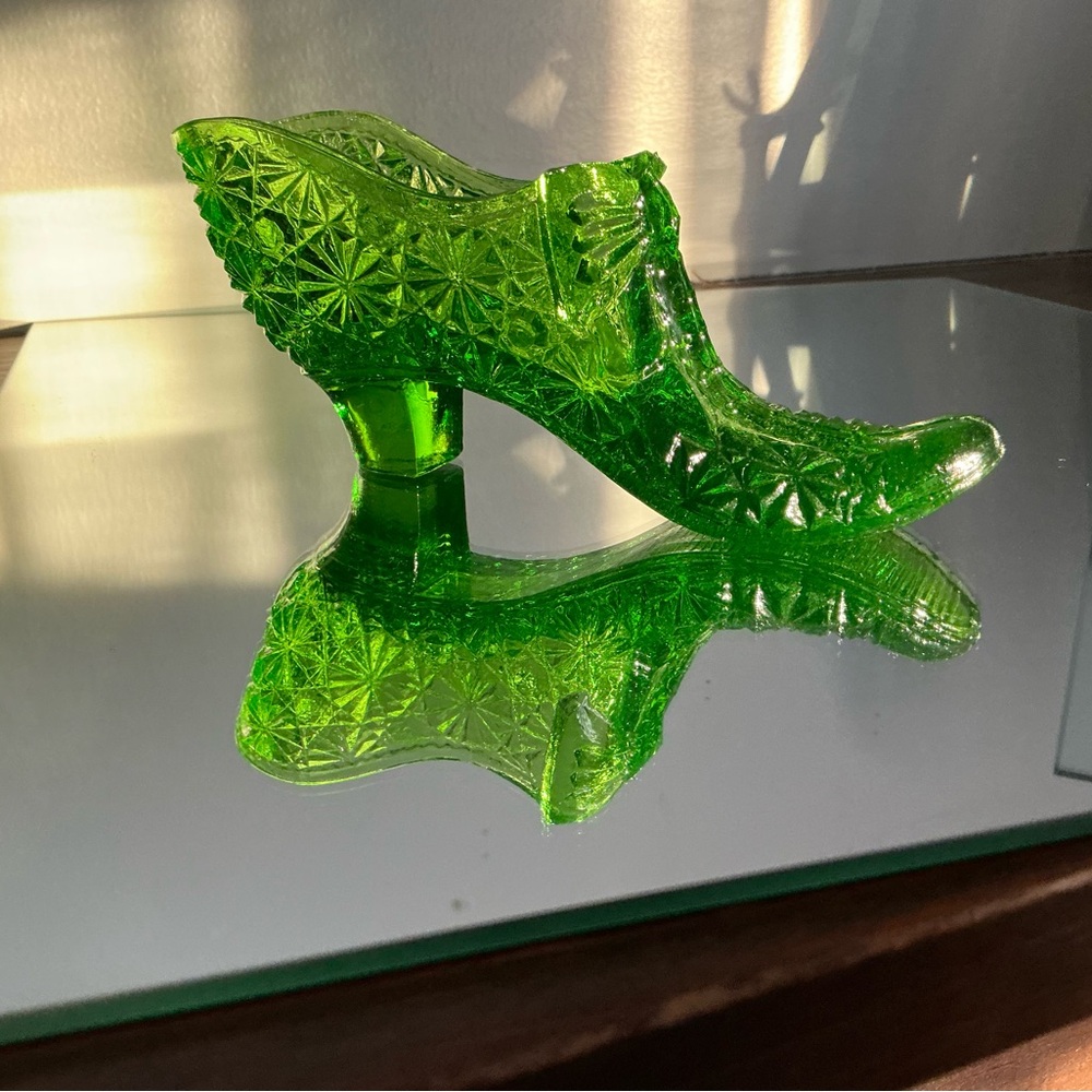 Kanawha Green Glass Slipper Shoe Emerald Bow Tie Daisy Button